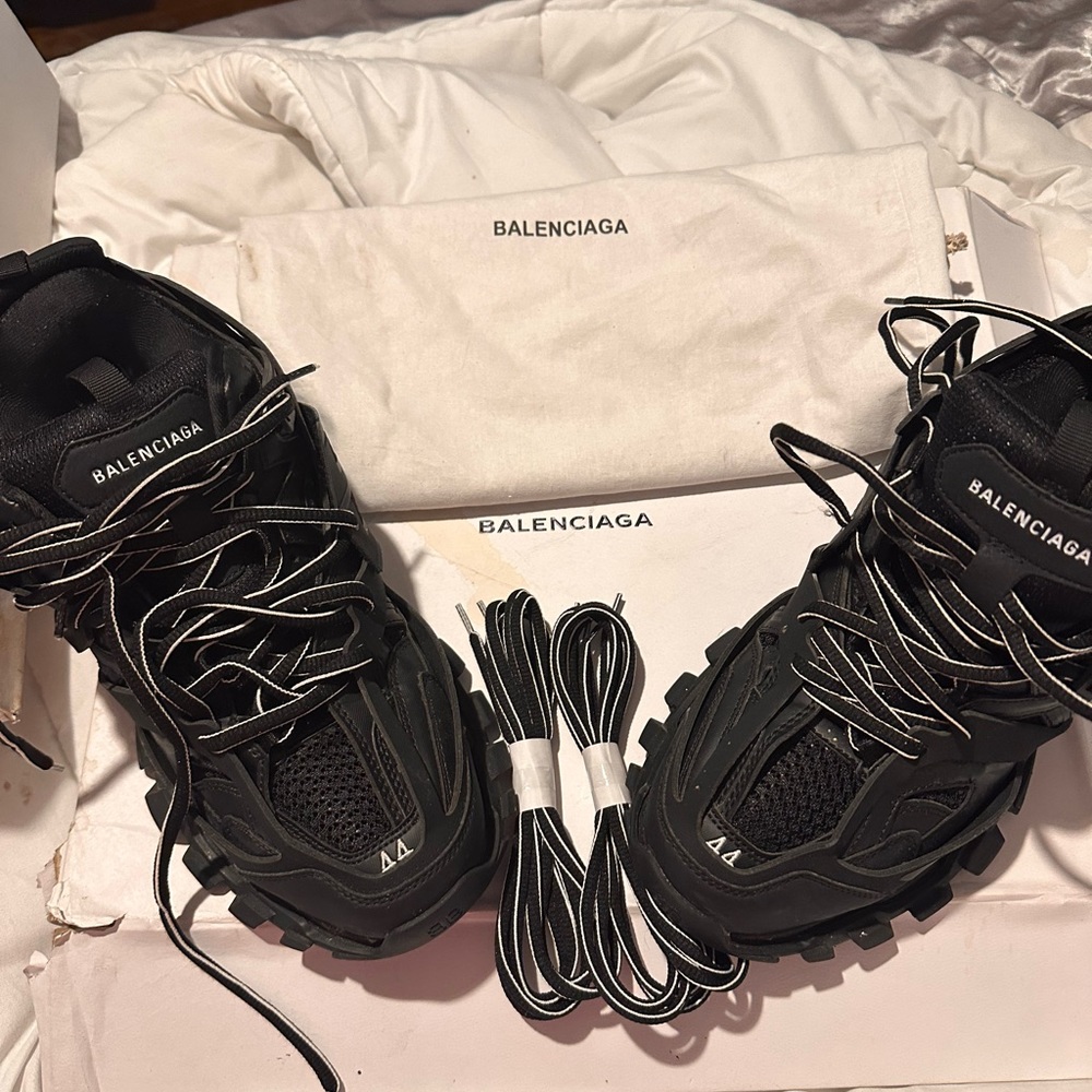 Balenciaga Mens triple S sneakers with extra pair of laces. Size EU 44